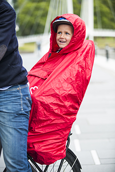 Go for a family bike ride rain or shine! The Hamax poncho protects against rain and wind, ensuring your child stays dry and comfortable at all times